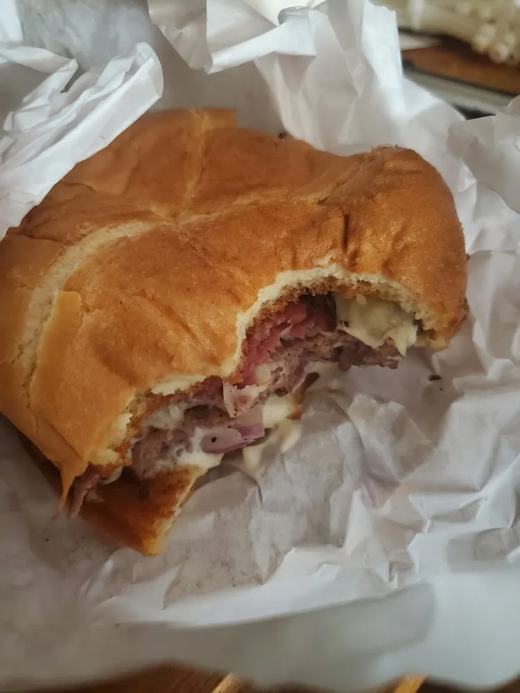 Pastrami Burger w Fries